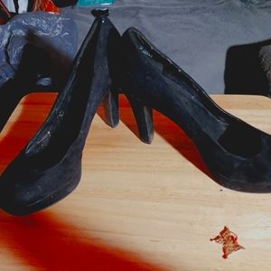 Black Pumps